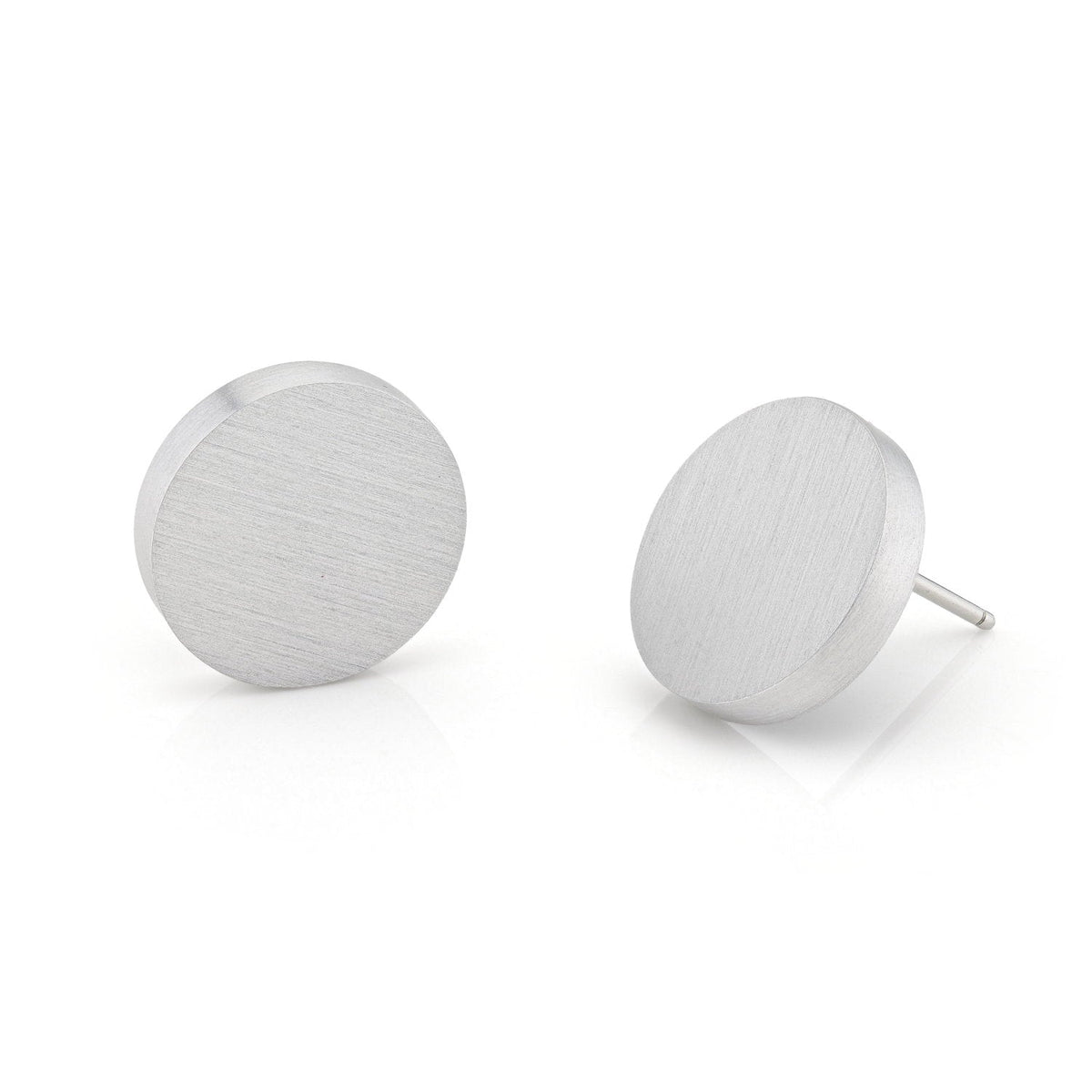 Ronde oorstekers van zilver met een matte afwerking en een eenvoudige, strakke vorm.