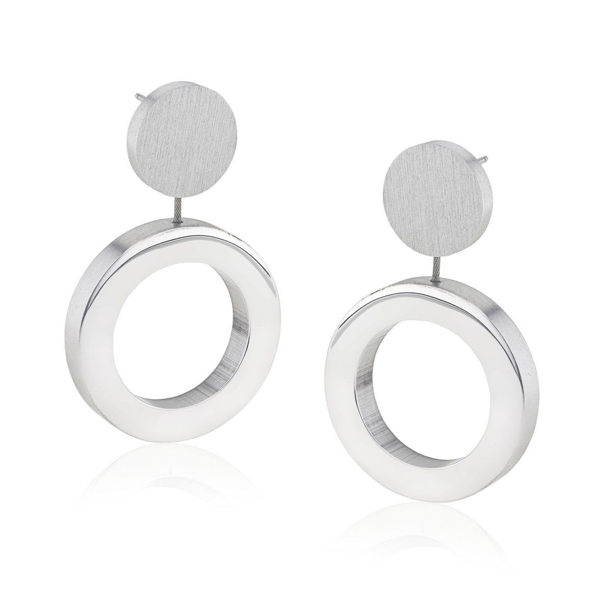 Zilveren oorhangers met ronde ringen en een matte afwerking.