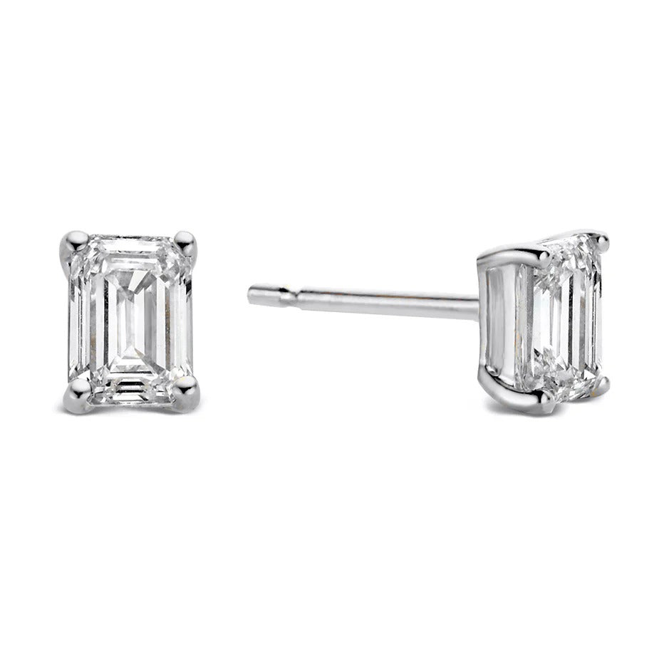 Oorstekers Nora 1,00 crt. witgoud van Aurore Jewelry: oorstekers met rechthoekige smaragd geslepen edelstenen in een witgouden zetting, aan de voor- en zijkant afgebeeld op witgoud – ideaal voor liefhebbers van Nora's tijdloze elegantie.