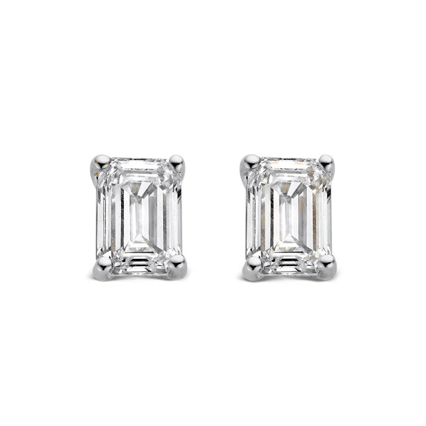 De Oorstekers Nora 1,00 crt. witgoud van Aurore Jewelry zijn elegante smaragd diamanten oorstekers in een klassieke vierpotige zetting, prachtig gepresenteerd op een witte achtergrond.