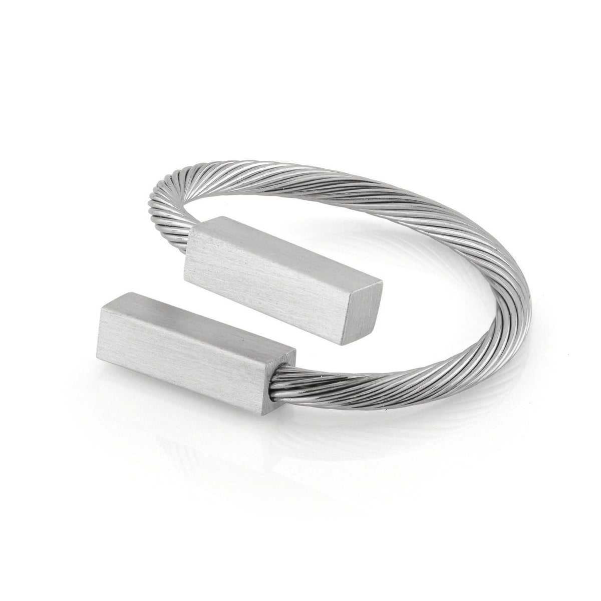 De Ring Staafjes Mat R10 van CLIC Creations is een zilveren gedraaide kabelarmband met twee rechthoekige uiteinden, open aan de voorkant. Gemaakt van chirurgisch staal, biedt het een gladde metalen afwerking en minimalistische stijl, wat zorgt voor een moeiteloze pasvorm voor de meeste polsen.
