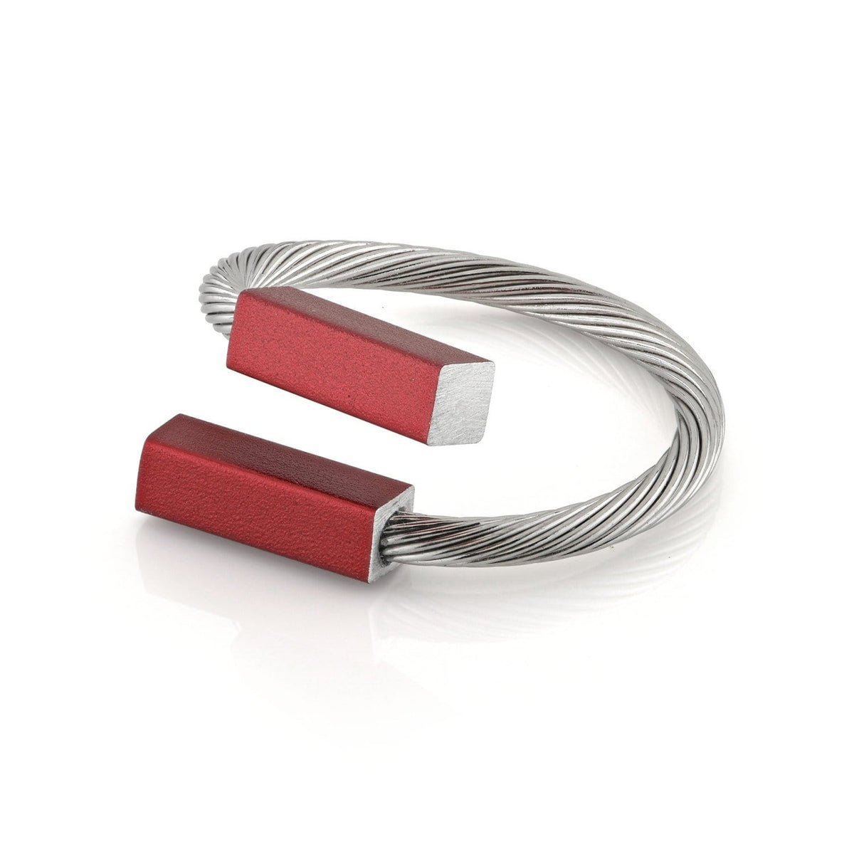 Ring met twee rode staafjes op een zilveren, gedraaide band.