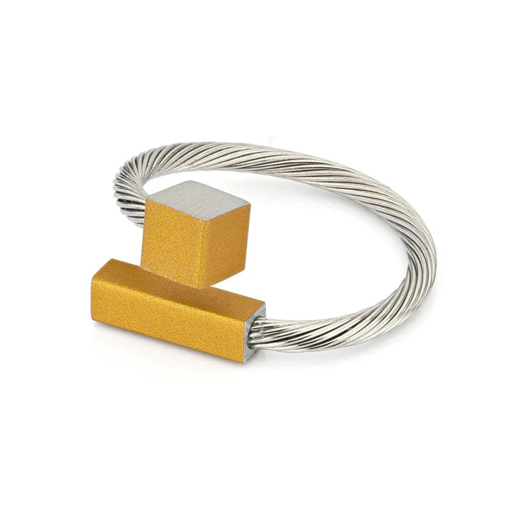 Ring met gele staafjes en een zilveren draad, modern en minimalistisch ontwerp.