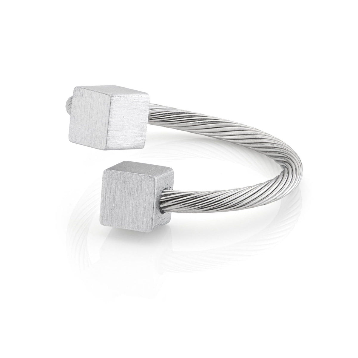 Zilveren ring met een open ontwerp en twee kubusvormige uiteinden.