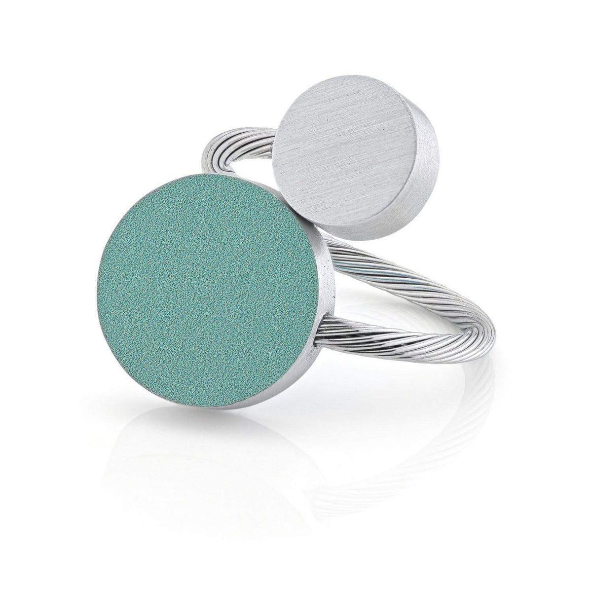 Ring met twee ronde vormen, één in groen en één in zilver, op een dunne, gevlochten band.