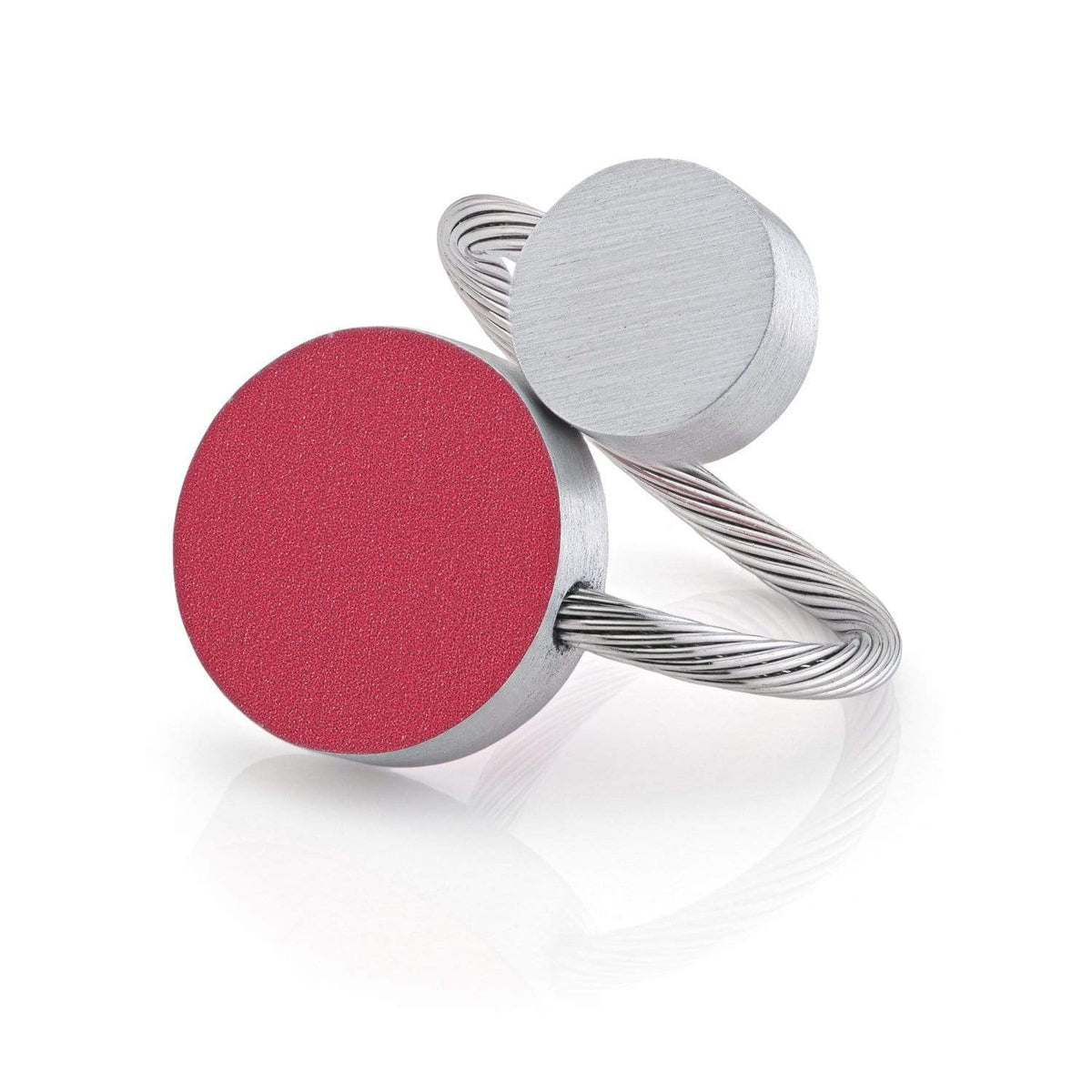 Ring met twee ronde vormen, één in rood en één in zilver, op een gedraaide metalen band.
