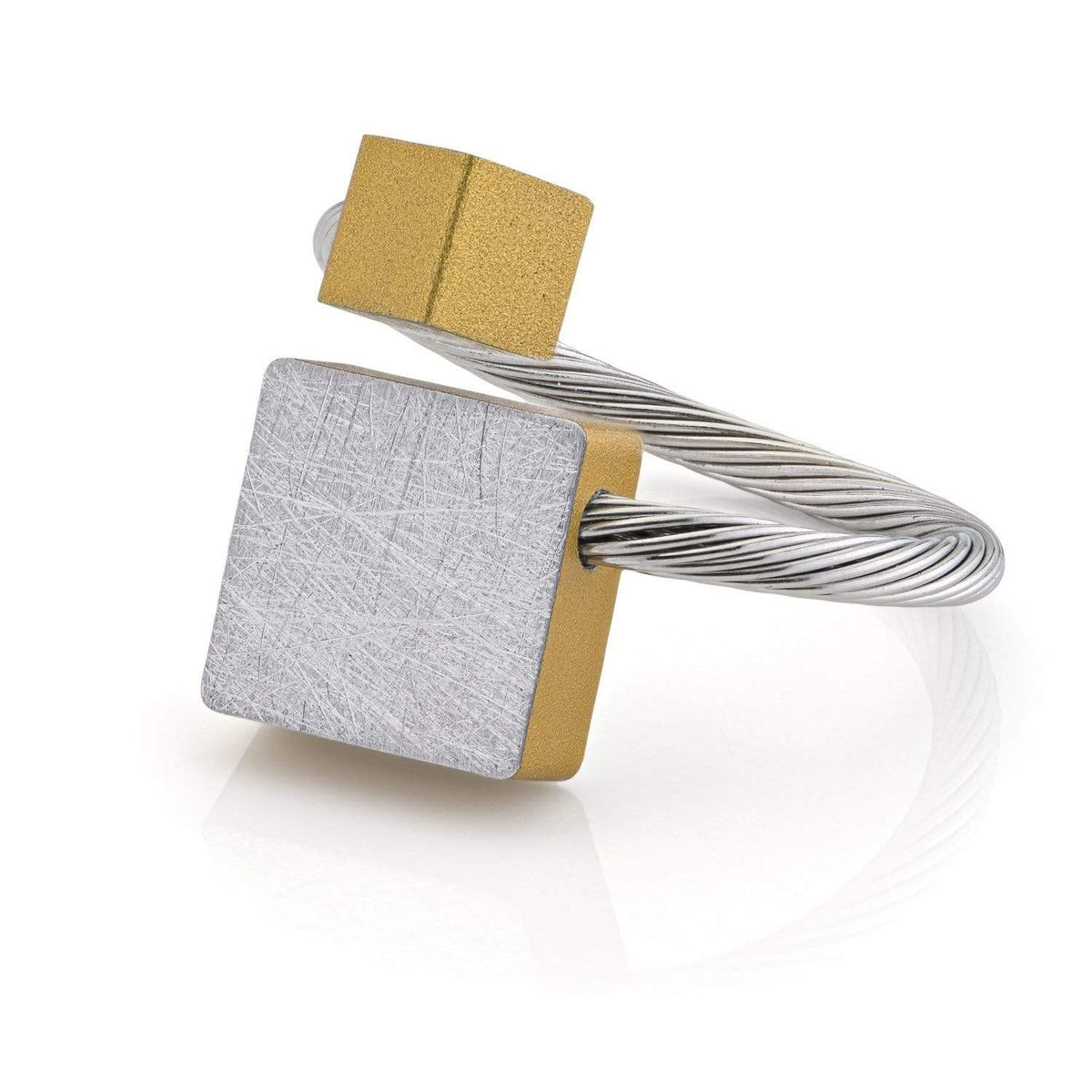 Gouden ring met vierkante en kubusvormige details, gecombineerd met een zilverkleurige draad.