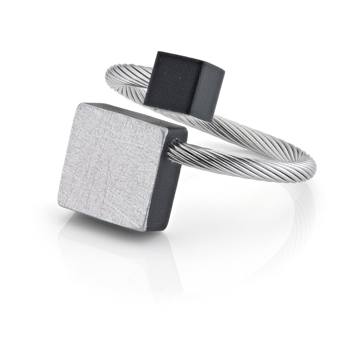 Zilveren ring met een vierkante en een kubusvormige zwarte detail.