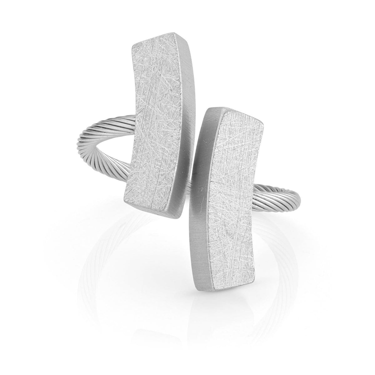 Zilveren ring met twee naar buiten gebogen, vlakke elementen en een gedraaide band.