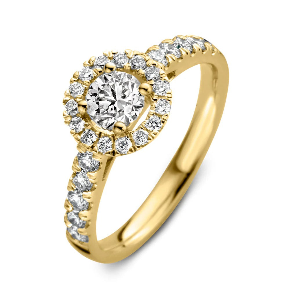 Gouden ring met een centrale briljant van 1,00 crt, omringd door kleinere diamanten in een halo-setting.