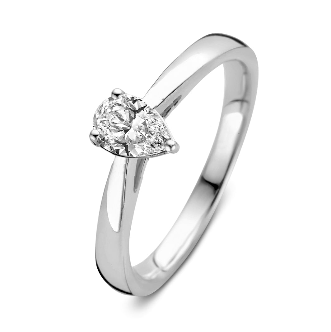 Witgouden ring met twee peervormige diamanten van samen 0,30 crt. op een gladde band.