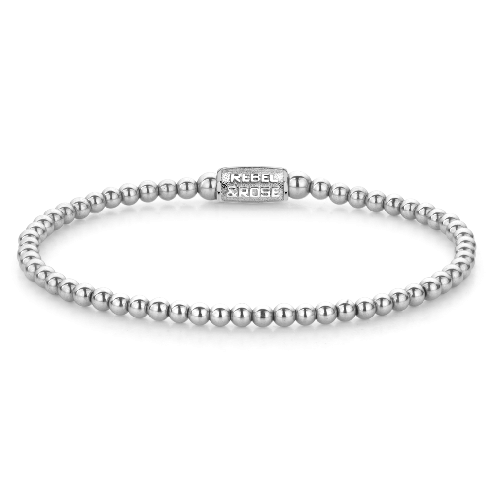 De Rebel & Rose Silver Shine - 3mm Kralen Armband Dames heeft kleine ronde kraaltjes en een rechthoekige sluiting gegraveerd met REBEL & ROSE, elegant tegen een zwarte achtergrond.