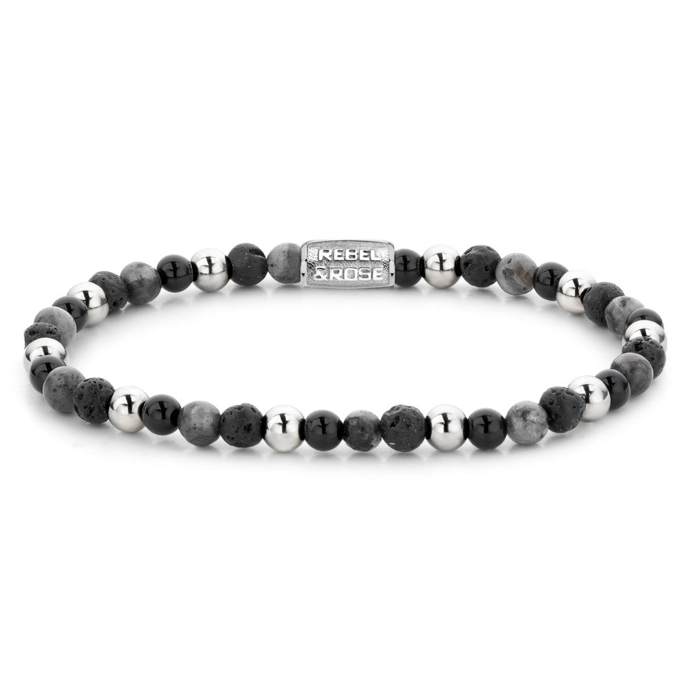 De Shiny Night - 4mm Kralen Armband Dames van Rebel & Rose heeft afwisselend zwarte, witte en grijze kralen plus een REBEL & ROSE label, afgebeeld op een effen zwarte achtergrond.