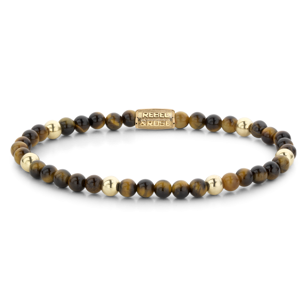 De Rebel & Rose Tiger Lily - 18 kt geelgouden geïoniseerde 4mm kralenarmband heeft bruine, gouden en crèmekleurige kralen met een rechthoekig gegraveerd middenstuk, geïnspireerd op de Tiger Lily armband en afgebeeld op een effen zwarte achtergrond.