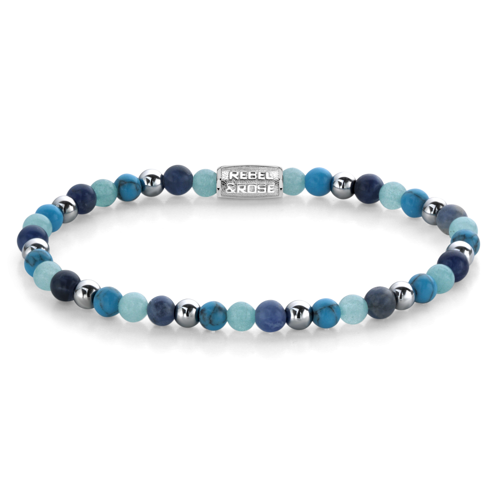 Kralenarmband voor dames met blauwe en turquoise stenen, afgewerkt met zilveren details.
