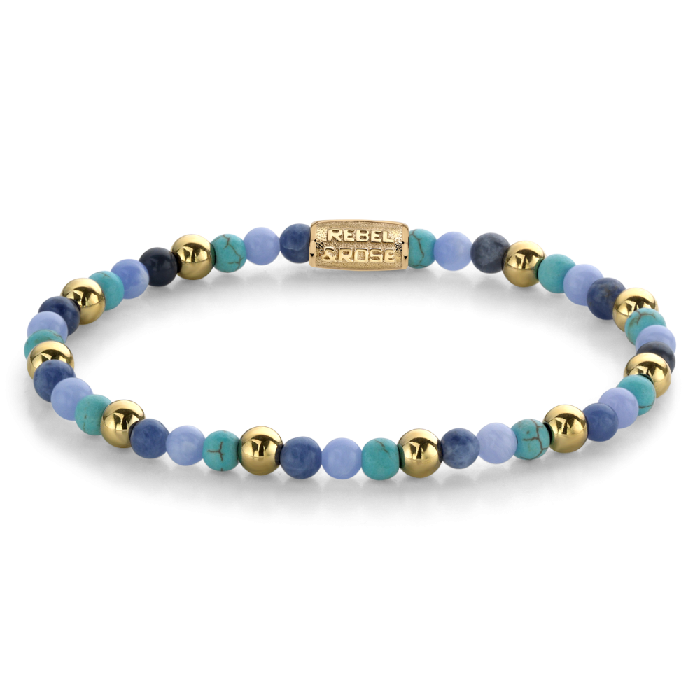 De Rebel & Rose Winter Blues - 18 kt geelgouden geïoniseerde 4mm Kralen Armband Dames heeft afwisselend turquoise en blauwe agaat kralen met een gouden rechthoekige bedel, gerangschikt in een cirkel op een witte achtergrond.