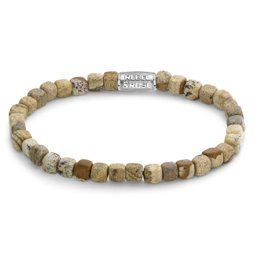 De Rebel & Rose Roll The Dice - Woodstock - 4mm Heren Kralen Armband heeft kleine, vierkante tan en bruine kralen met een zilveren bedeltje met de gravure REBEL & ROSE, voor een unieke look voor mannen.