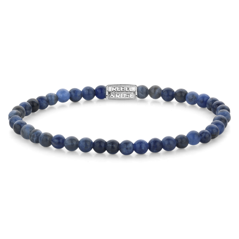 Kralen armband van 4 mm met donkerblauwe stenen en een zilveren sluiting.