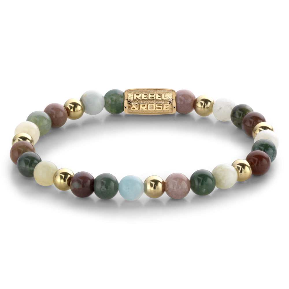 De Spring Shine - 18 kt geelgouden geïoniseerde 6mm kralenarmband van Rebel & Rose heeft veelkleurige Indiase agaat stenen, goudkleurige kralen en een rechthoekig gouden accent gegraveerd met de merknaam.