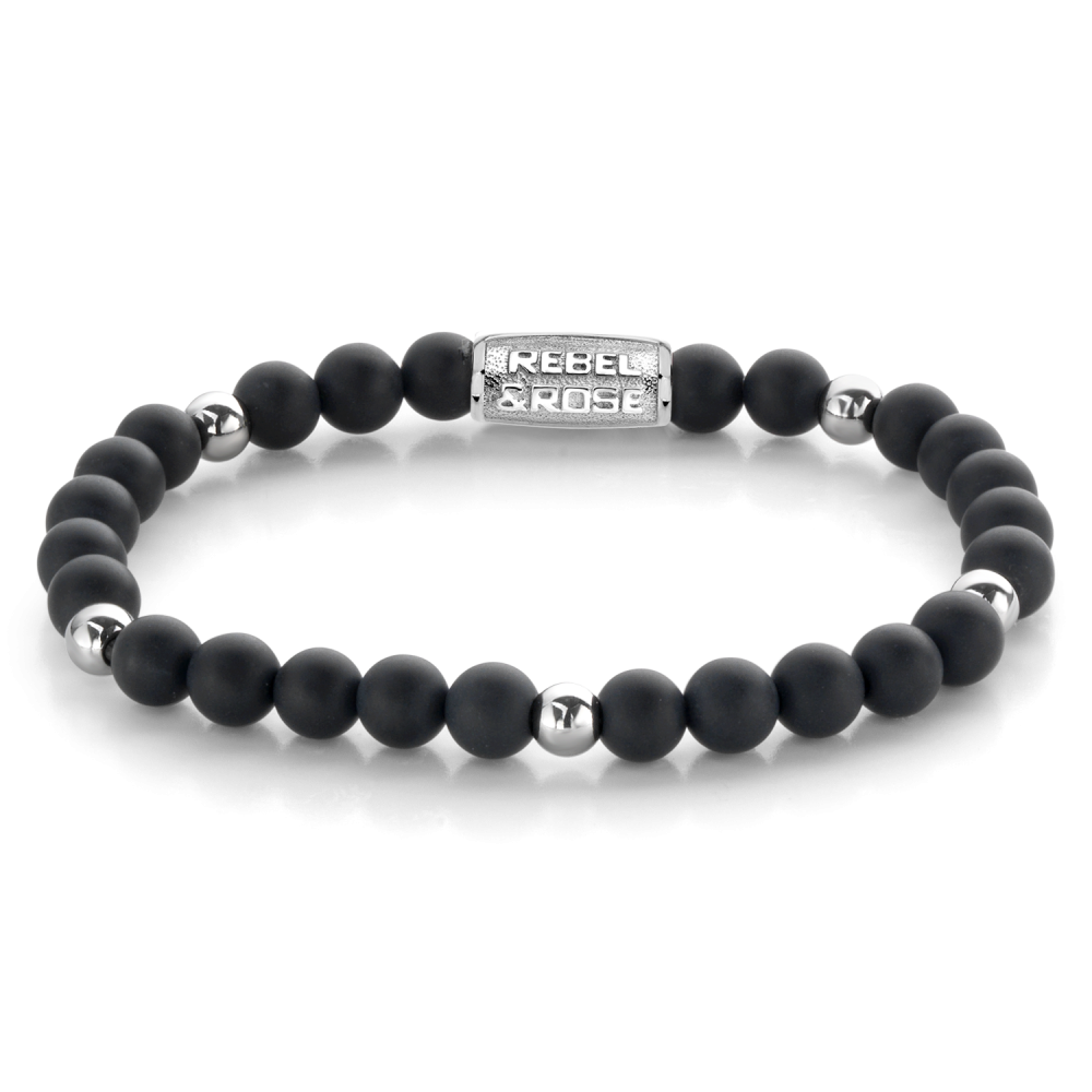 Matte zwarte kralenarmband voor dames met 6 mm kralen en zilveren details.