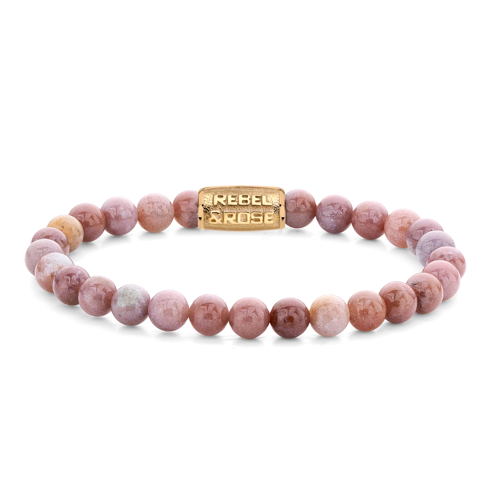 Roze kralenarmband van 6 mm met gouden tussenstuk en 'Rebel Rose' gravure.