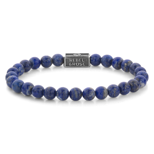 Blauwe kralen armband van lapis lazuli met een metalen sluiting.
