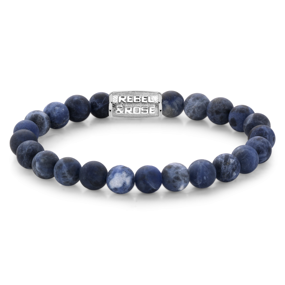 Heren kralenarmband van 8 mm met donkerblauwe stenen en een zilveren sluiting.