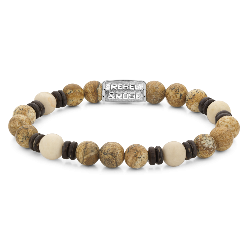 De Rebel & Rose kralen Woodstock - 8mm - Kralen Heren Armband heeft bruine, bruine en crème stenen met donkere ring accenten en een rechthoekige zilveren bedel. Weergegeven op een lichte achtergrond.