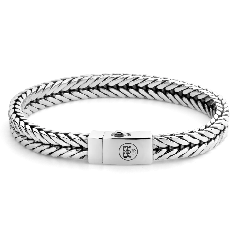 Zilveren armband met een gevlochten ontwerp en een stevige sluiting.