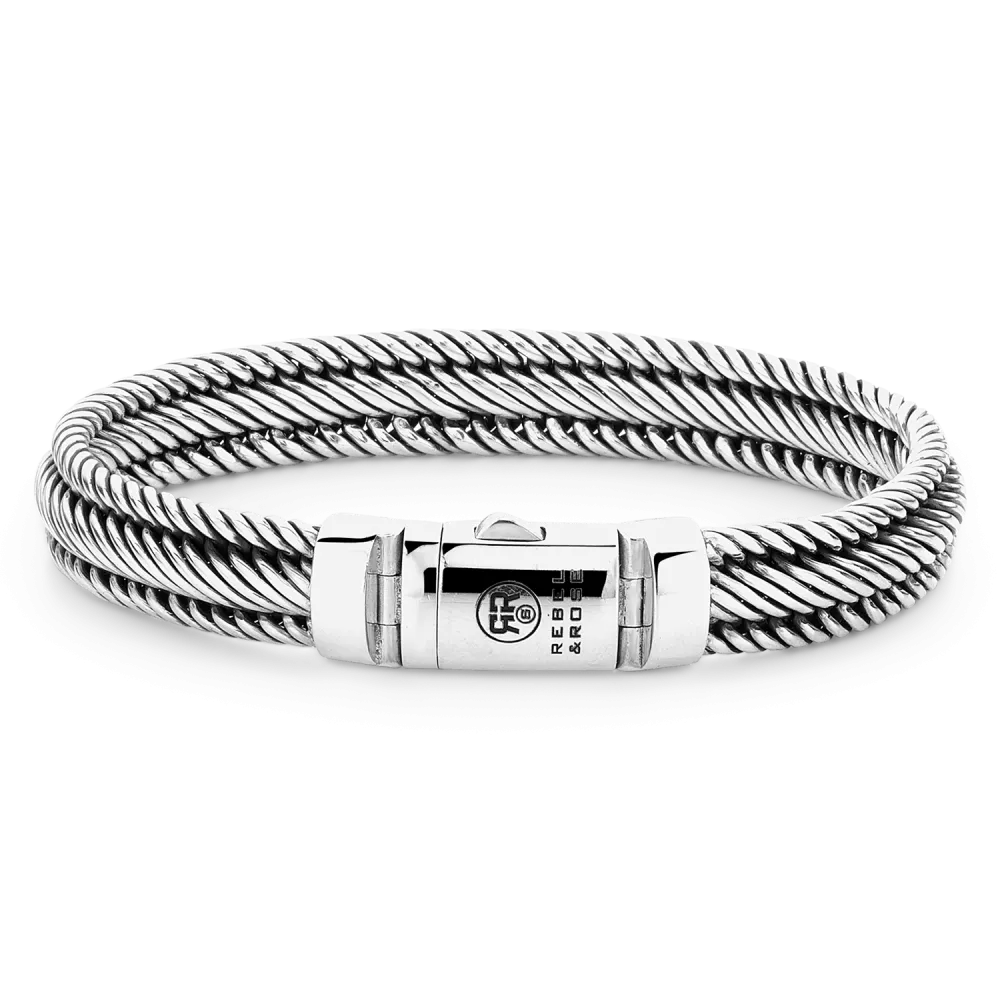 Zilveren armband met gedraaid ontwerp en een stevige sluiting.