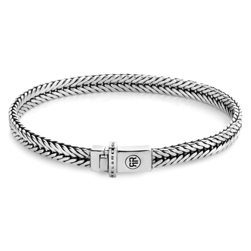 Zilveren armband met vlechtpatroon en een stevige sluiting.