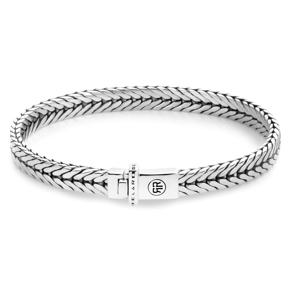 Zilveren armband met gevlochten ontwerp en een stevige sluiting.