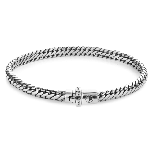 De Apollo Small six van Rebel & Rose is een 18.30 gr. 925 zilver gedraaide touwketting armband met een gegraveerde cilindrische sluiting en een klein rond embleem, stijlvol gepresenteerd op een witte achtergrond-ideaal als heren zilveren armband.