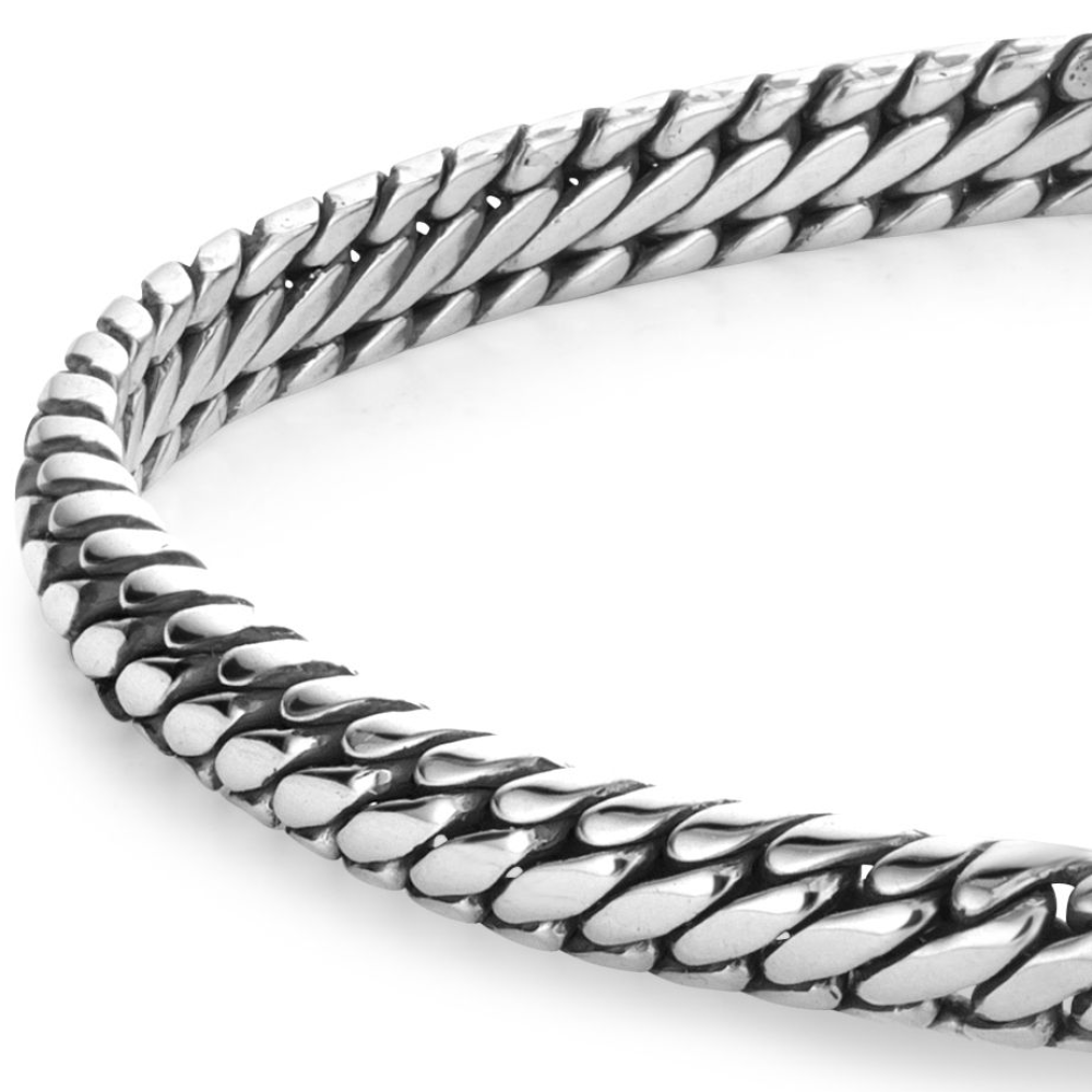 Close-up van de Rebel & Rose Apollo Small six ketting, 18,30 gr. van gepolijst 925 zilver, met een in elkaar grijpend schubbenpatroon op een witte achtergrond.