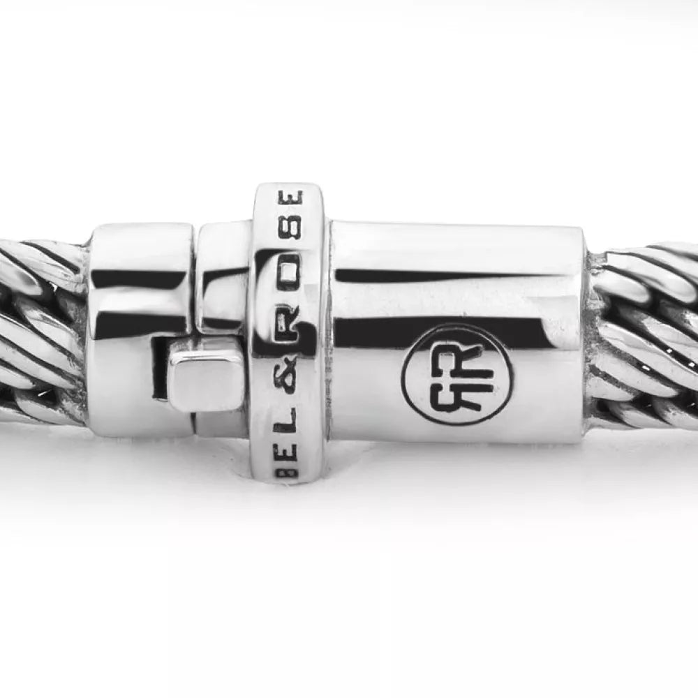 Close-up van een Rebel & Rose Demeter Small six 17,11 gr. 925 zilveren herenarmbandsluiting, met gedraaid kabelontwerp, REBEL & ROSE gravure en een rond logo met overlappende R-letters.