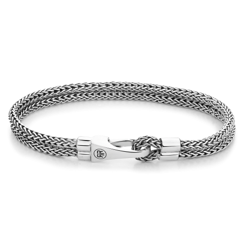 Zilveren armband met gevlochten design en een haaksluiting.