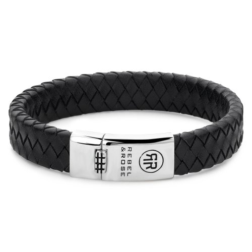 Zwarte leren herenarmband met gevlochten design en zilveren sluiting.