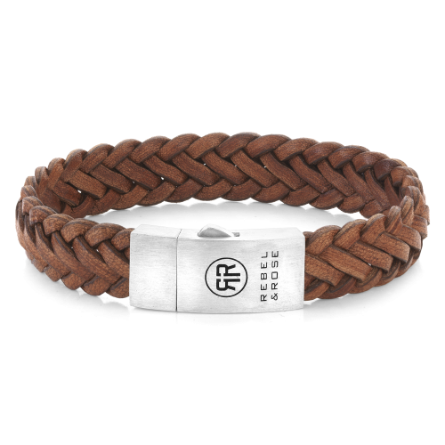 Leren heren armband in cognackleur met een gevlochten ontwerp en een zilverkleurige sluiting.