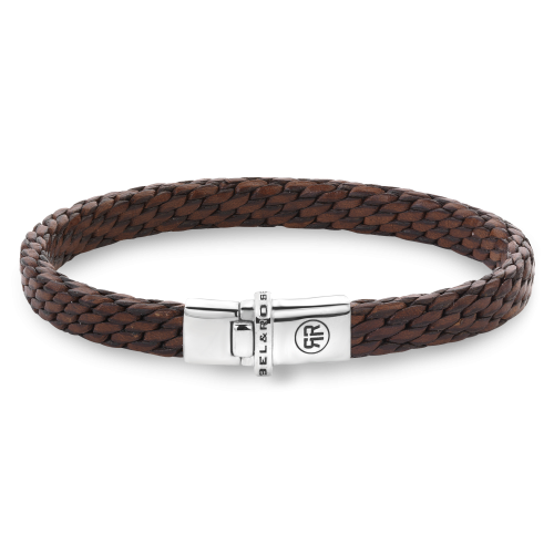 Cognackleurige leren herenarmband met een gevlochten ontwerp en een zilverkleurige sluiting.