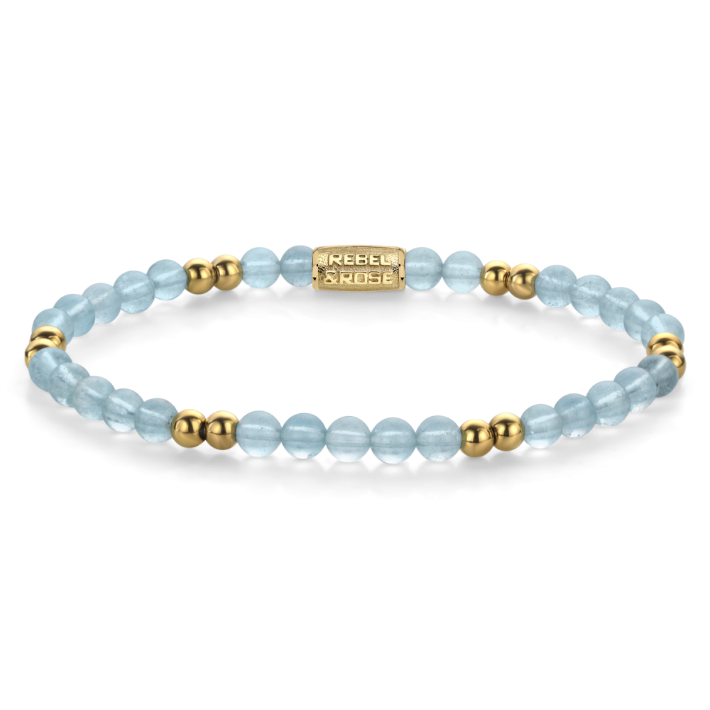 Blauwe kralenarmband van 4 mm met gouden accenten en een sluiting.