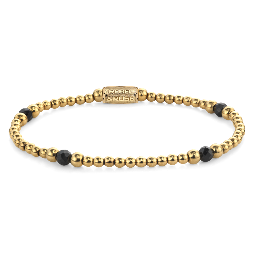 Gouden kralenarmband met zwarte glanzende stenen en een sluiting met merknaam.