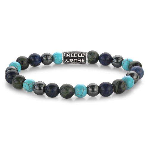 Kralenarmband voor heren met 8 mm turquoise en zwarte stenen, afgewerkt met een metalen logo.