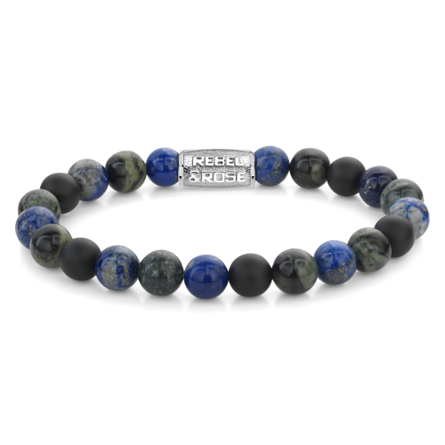 Heren kralenarmband van 8 mm met blauwe, groene en zwarte stenen, afgewerkt met een zilverkleurig logo.