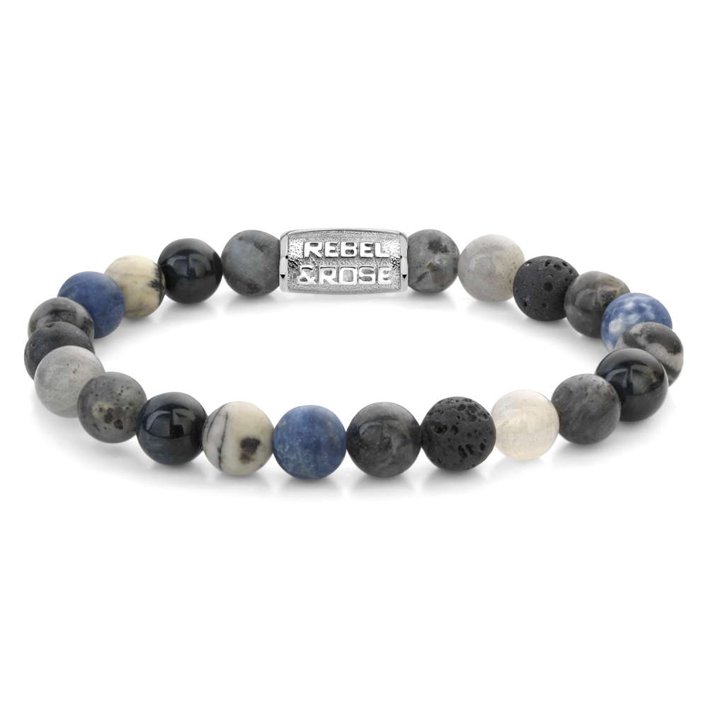 Heren kralenarmband van 8 mm met grijze, blauwe en zwarte stenen, afgewerkt met een zilverkleurig logo.