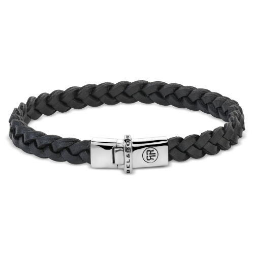 De Small Braided Raw Black - Leren Heren Armband van Rebel & Rose heeft zwart gevlochten leer en een glanzende zilveren sluiting met het Rebel & Rose logo op een witte achtergrond. Deze stijlvolle herenarmband past bij elke gelegenheid.