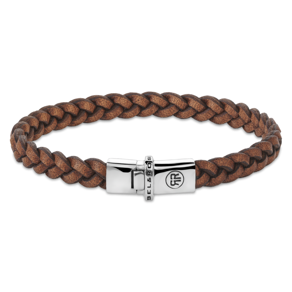 Cognackleurige leren armband met een gevlochten ontwerp en een zilverkleurige sluiting.