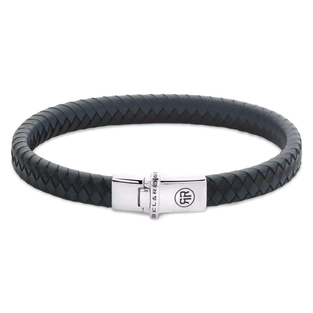 Zwarte en blauwe gevlochten herenarmband van leer met een zilveren sluiting.