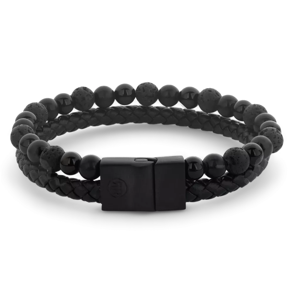 De Rebel & Rose Full Metal Combo 12mm Black Rocks heren kralen armband combineert ronde zwarte kralen, sommige met een ruwe textuur, met een zwarte leren band en een matte edelstalen sluiting voor een stijlvolle look.