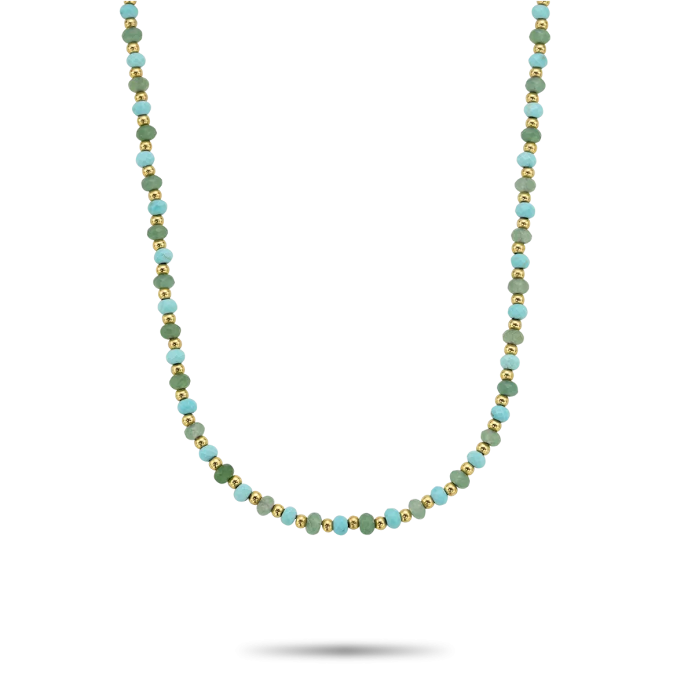 De Rebel & Rose Ketting Blue Green Adventure - 4 mm heeft vierkante turquoise stenen gezet in individuele vergulde schakels, prachtig weergegeven tegen een effen zwarte achtergrond.