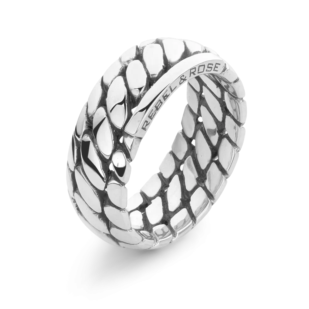 Herenring van zilver met een gedetailleerd, gevlochten ontwerp en een glanzende afwerking.